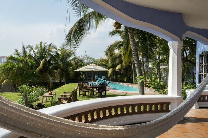 Terraza y piscina compartida de una suite familiar