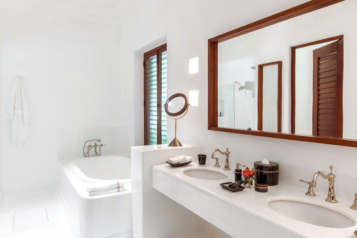 Private guest bathroom with tub