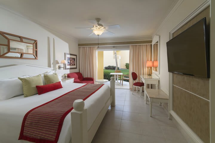 Deluxe king guest room with tropical view