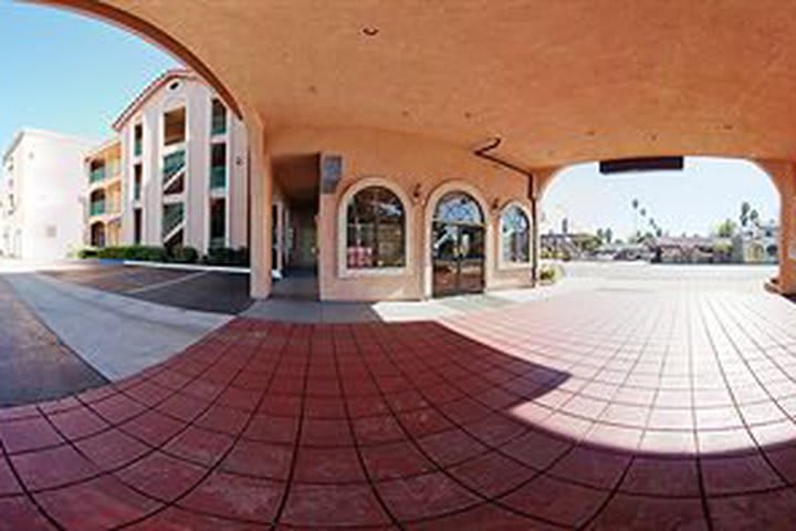 Access to the Travelodge Pasadena Central