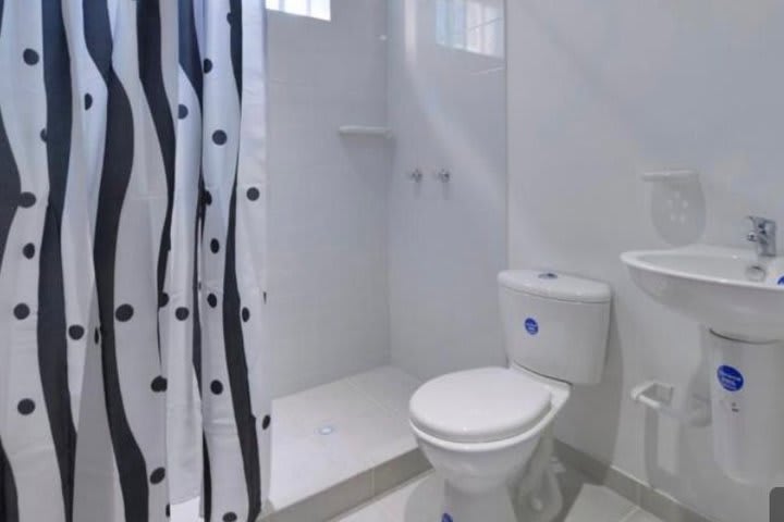 Baño en el apartamento de dos dormitorios