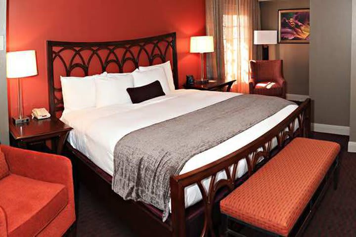 DoubleTree by Hilton San Antonio Airport features 291 guest rooms