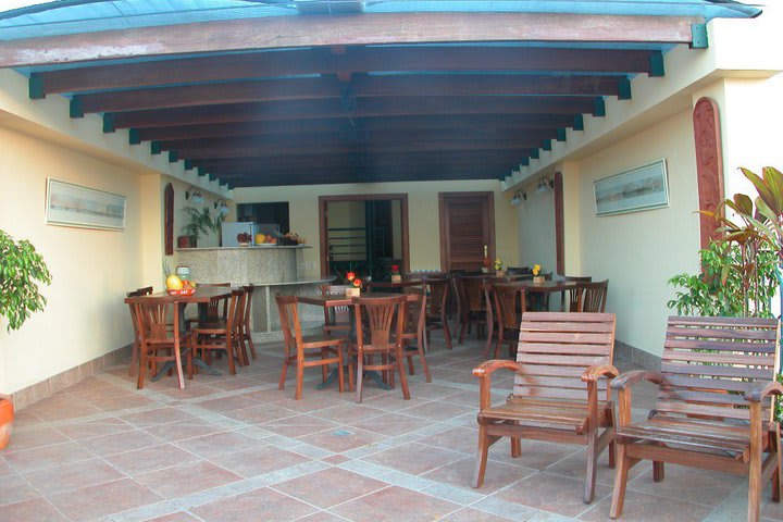 El hotel Pousada do Pilar cuenta con una terraza para desayunos