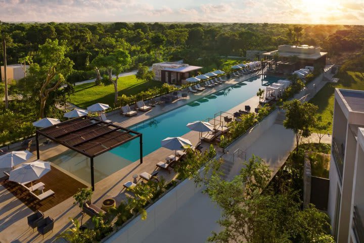 Vista aérea de una piscina