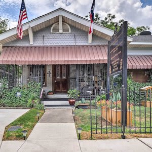 Romantic Villa w/ Courtyard, 2 Blocks to Riverwalk