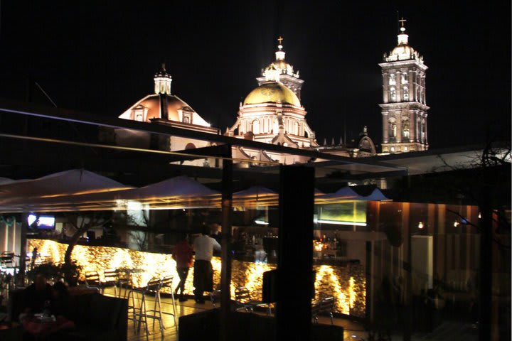 El bar del hotel Puebla de Antaño ofrece una vista de la ciudad