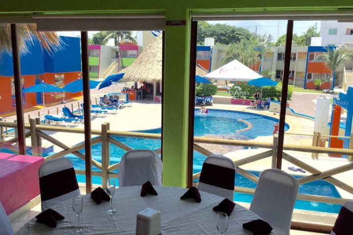 Vista a la piscina desde el salón de eventos