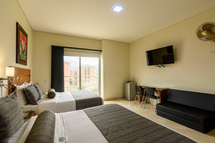 Twin guest room with balcony