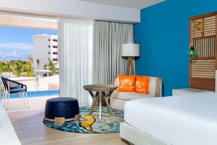 Luxury junior suite swim-up