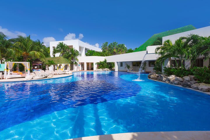 Vista de una piscina al aire libre