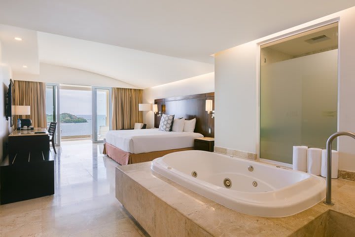 Jacuzzi en una suite lujosa