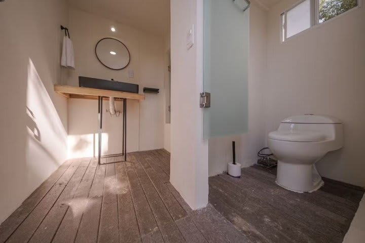 Baño con muebles modernos