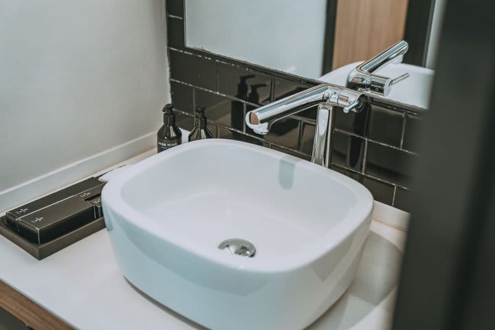 Detalle del baño de una habitación