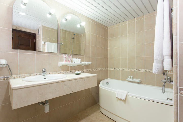 Algunas habitaciones disponen de baño privado con bañera