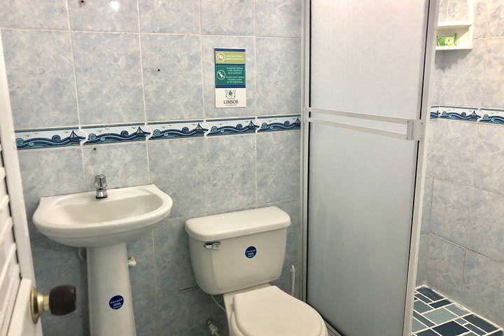 Baño de la habitación estándar 205