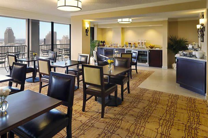 Salón de concierge en el hotel Marriott Riverwalk de San Antonio, Texas