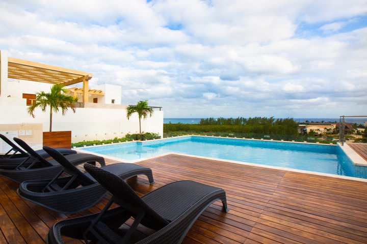 La piscina tiene vista al mar