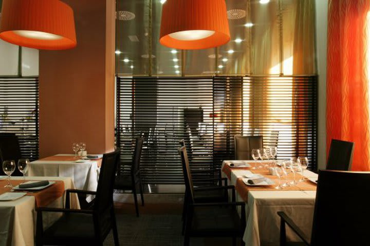 El restaurante del hotel High Tech Nueva Castellana es de especialidad regional