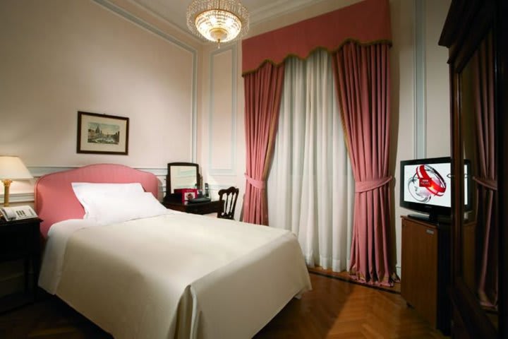 Las habitaciones del Hotel Quirinale tienen televisión LCD con internet