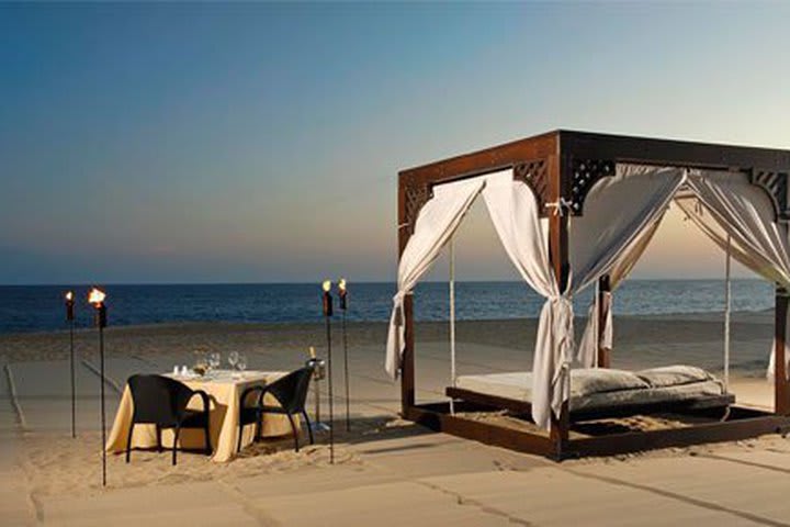 Montaje para cena romántica en la playa