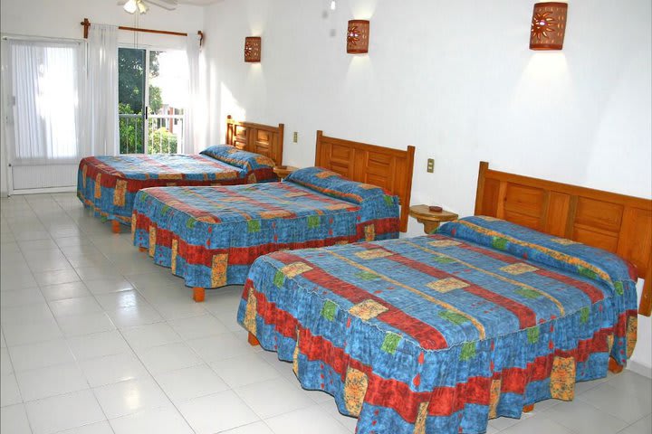 Triple guest room with kitchenette at the Quinta Paraiso hotel in Morelos