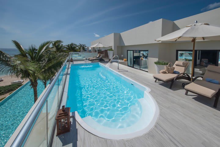 Piscina de una suite presidencial