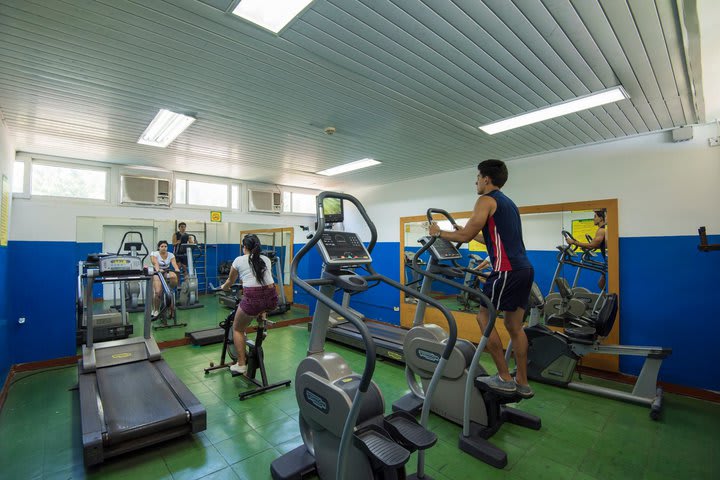 Gimnasio con equipo cardiovascular