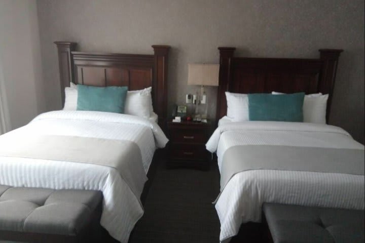 Deluxe double guest room with 2 double beds