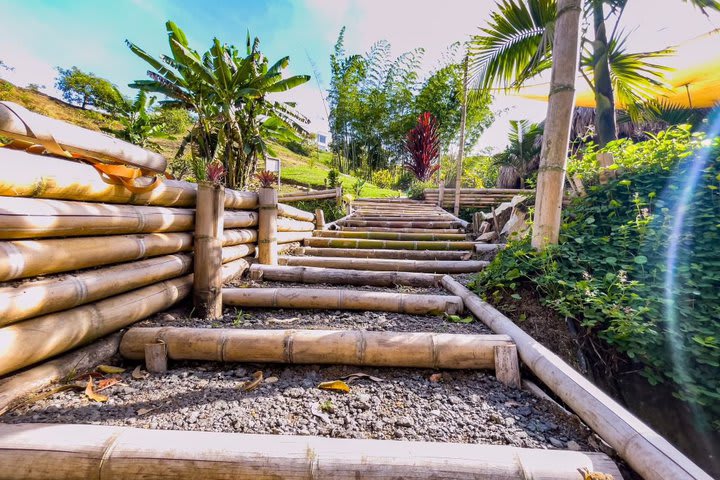 Escaleras para bajar a la represa