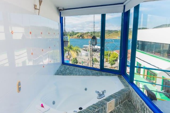 Jacuzzi en una suite de lujo