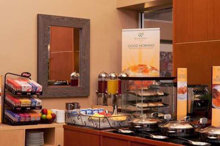 El hotel Chelton's Bar and Grille en DoubleTree by Hilton New York City ofrece desayunos