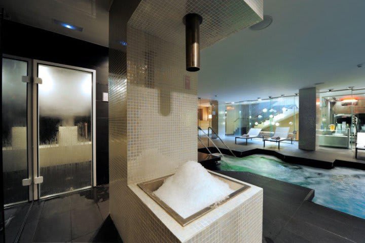 Relájate en el jacuzzi del spa en el Hotel Grums en Barcelona