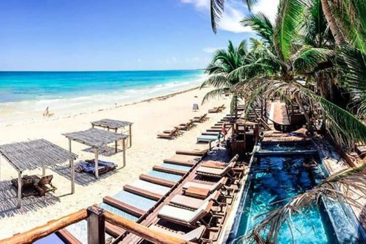 Piscina con vista a la playa