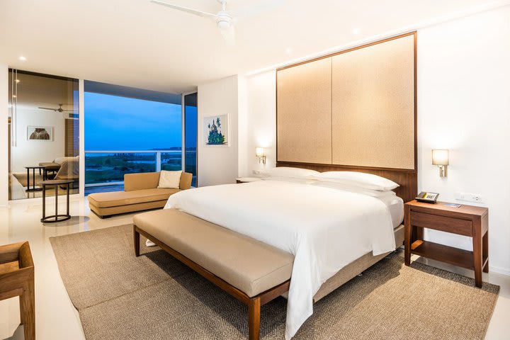 Dormitorio de una suite Presidencial con vista al mar