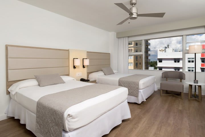 Deluxe double guest room with city view