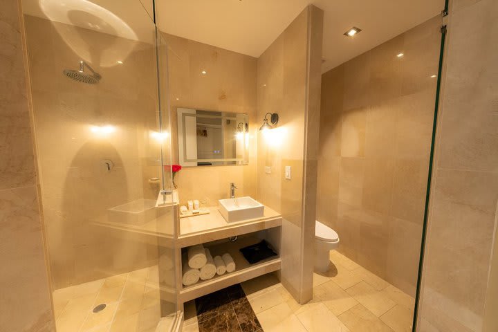 Baño privado de una habitación Cabaña king junto a la piscina