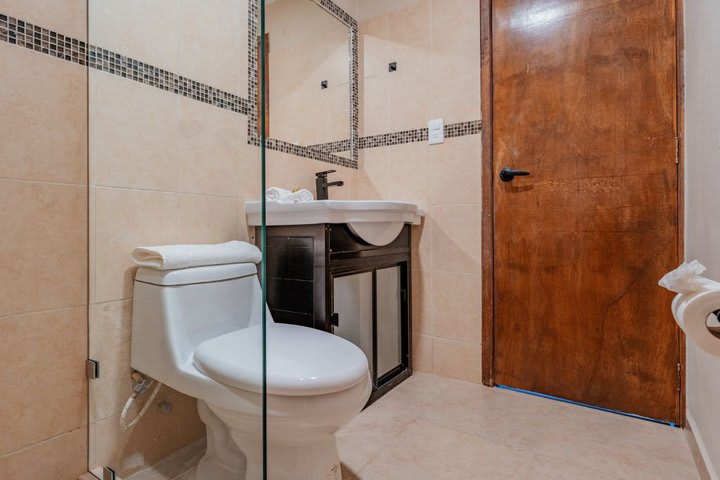 Baño de huéspedes