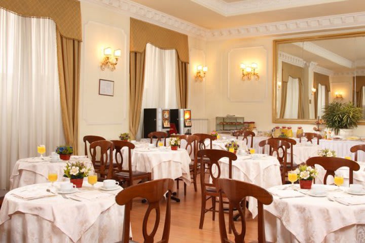 Salón de desayunos del Pace Helvezia, hotel en el centro de Roma