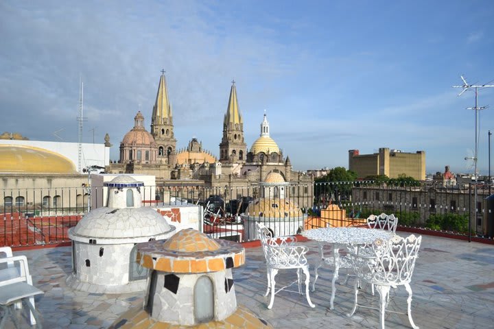 Terraza con vista a la ciudad de Guadalajara en el Hotel Francés