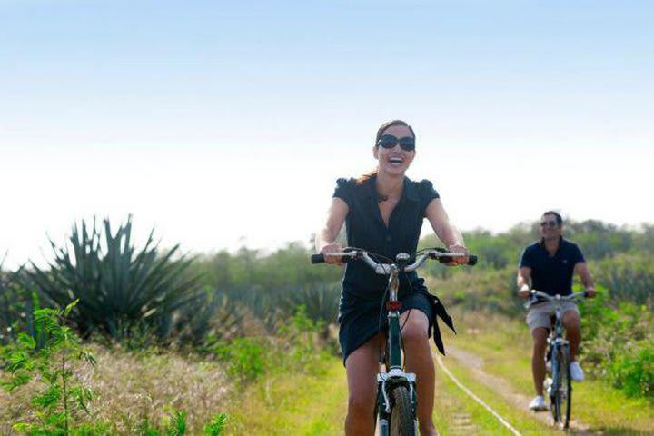 Paseando en bicicleta por la hacienda