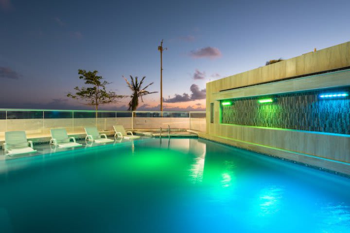 Vista nocturna de la piscina