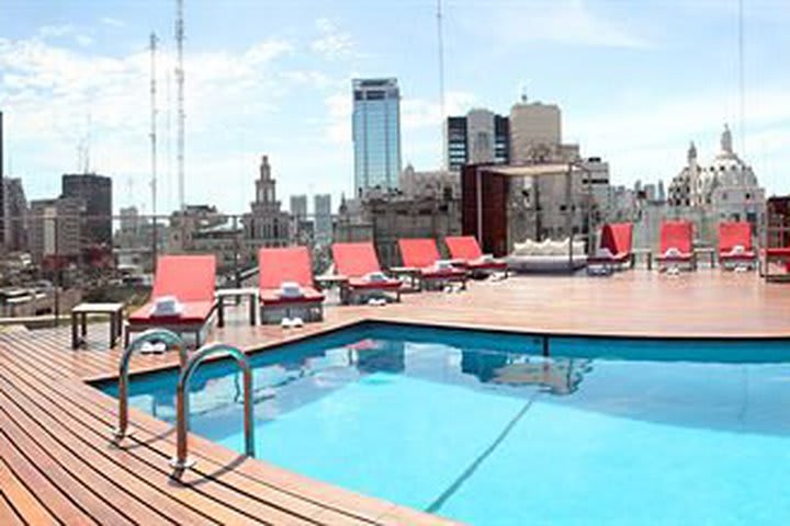 725 Continental Hotel tiene una alberca climatizada