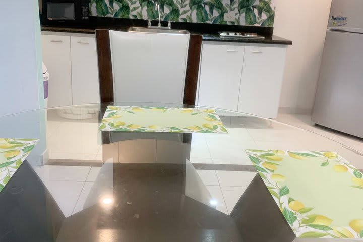 Mesa en un apartamento de dos dormitorios