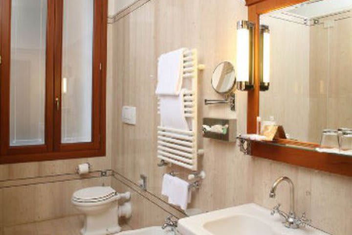 Baño de huéspedes del Hotel All'Angelo en el centro de Venecia