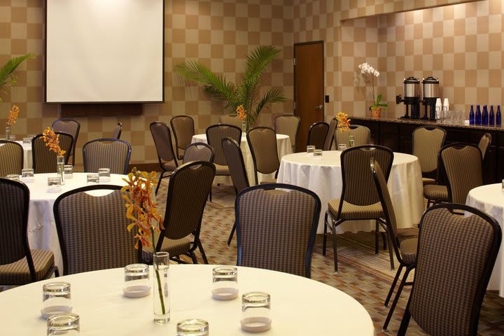 Salón en montaje de banquete en el Best Western Plus Atrea Hotel San Antonio