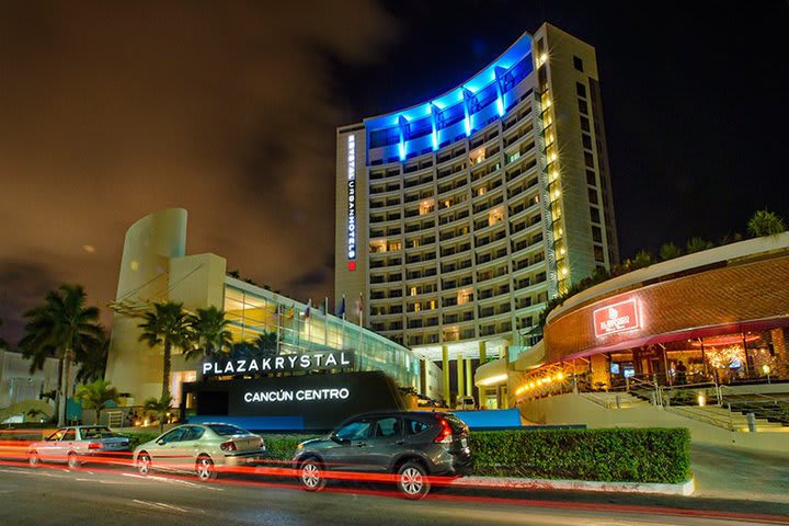 Hotel in front of Malecón Américas mall