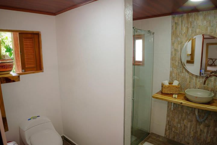 Baño de huéspedes