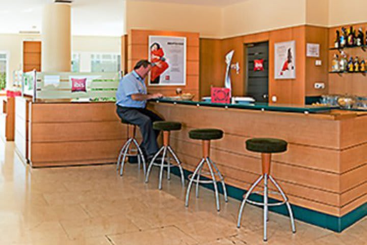 Ibis Madrid Alcalá de Henares la Garena tiene salón de desayunos y bar