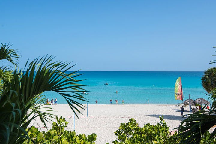 En la playa se puede jugar voleibol