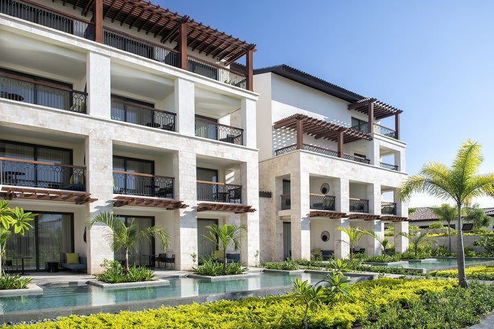 The pool of the swim up suites